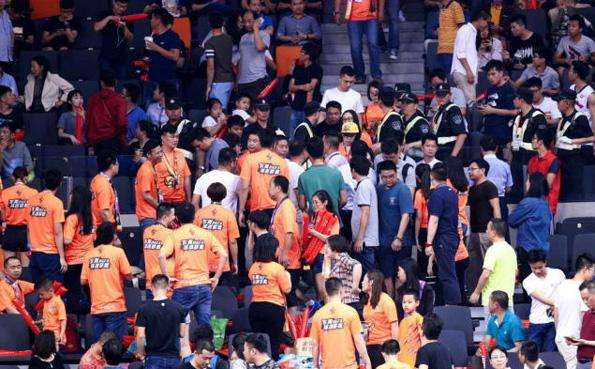  多特蒙德主场溃败球迷高呼下课声  